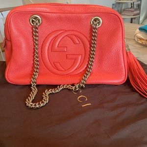 GUCCI Pebbled Calfskin Small Soho Bowler Begonia